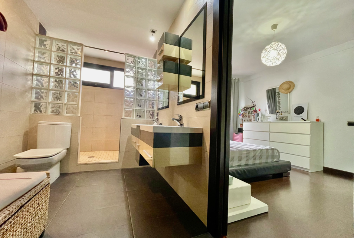 Baño en dormitorio de chalet