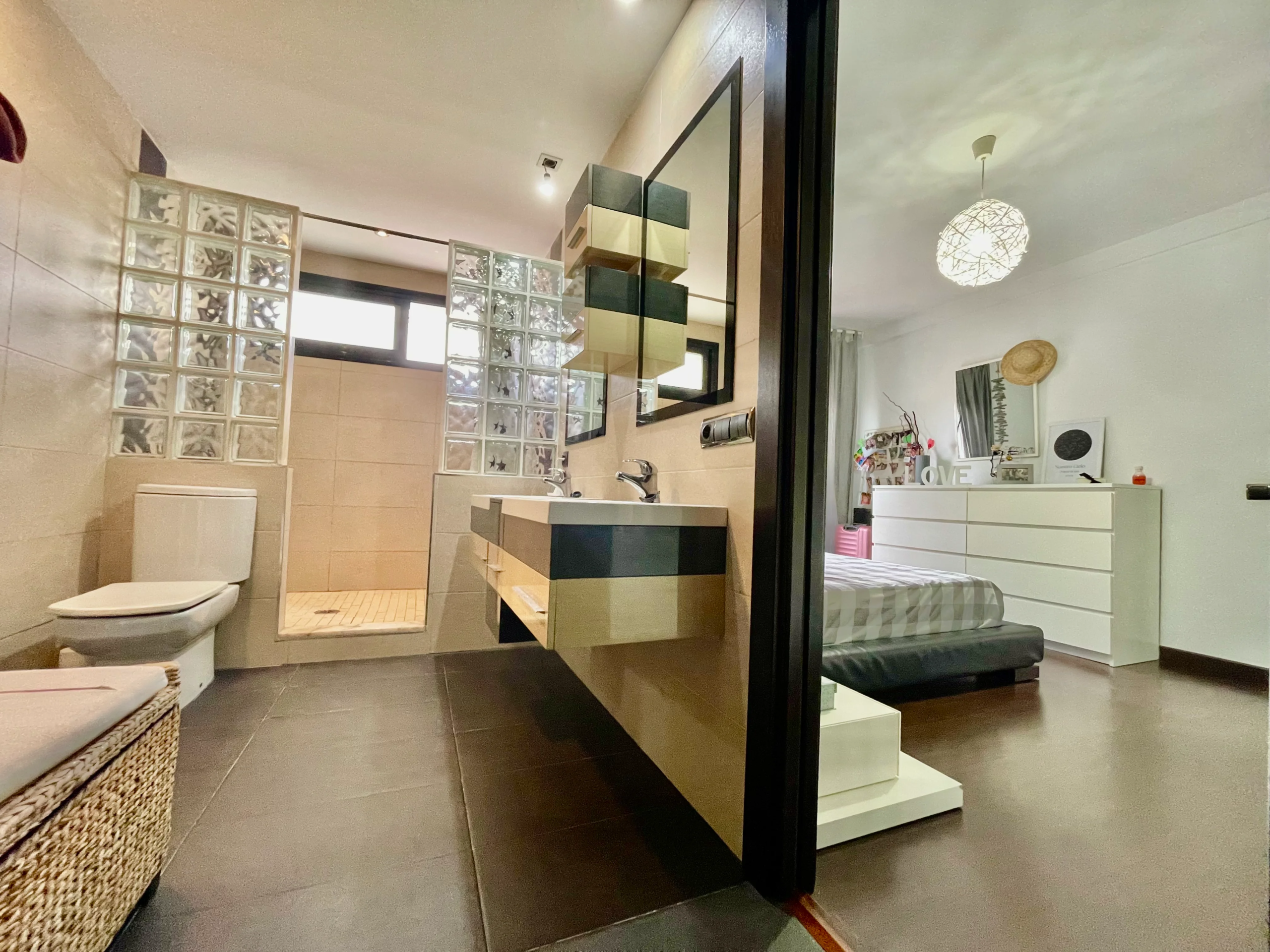 Baño en dormitorio de chalet