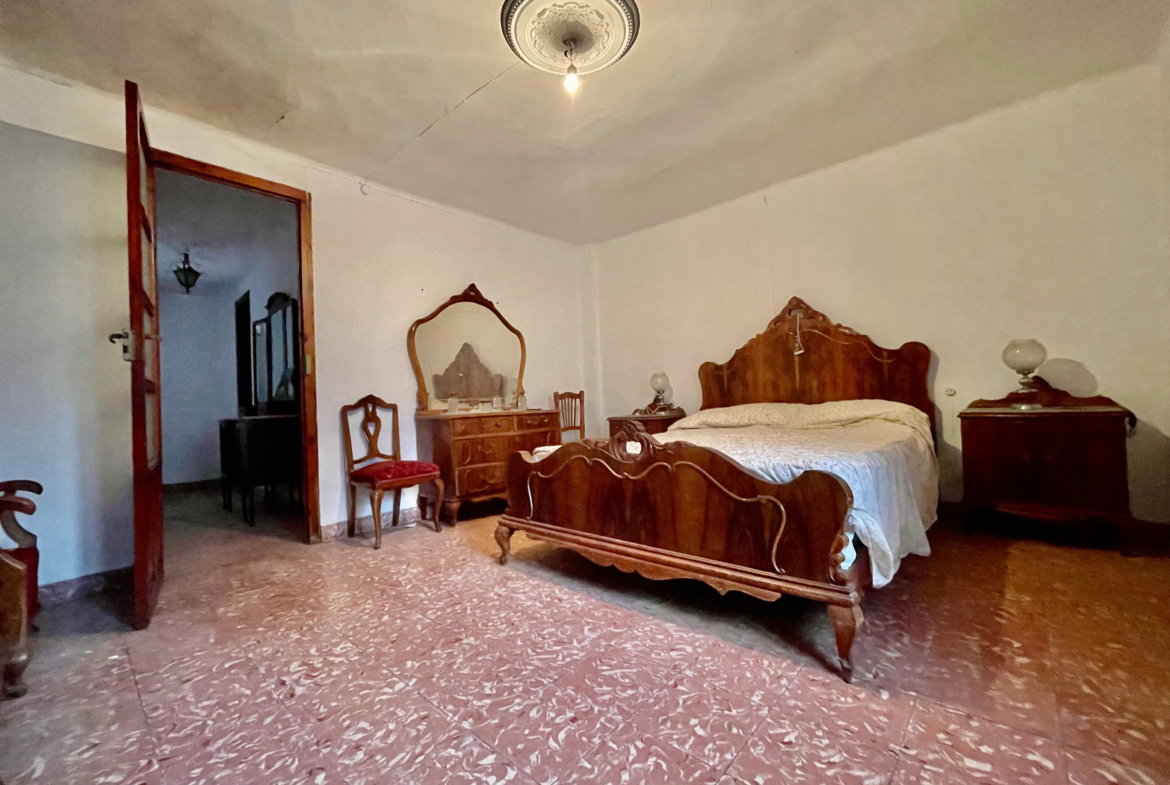 Casa en Benaguacil tercera habitación viéndose la puerta