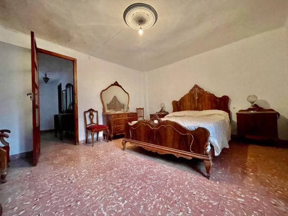 Casa en Benaguacil tercera habitación viéndose la puerta