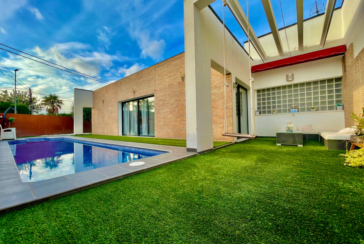 Chalet con césped y piscina