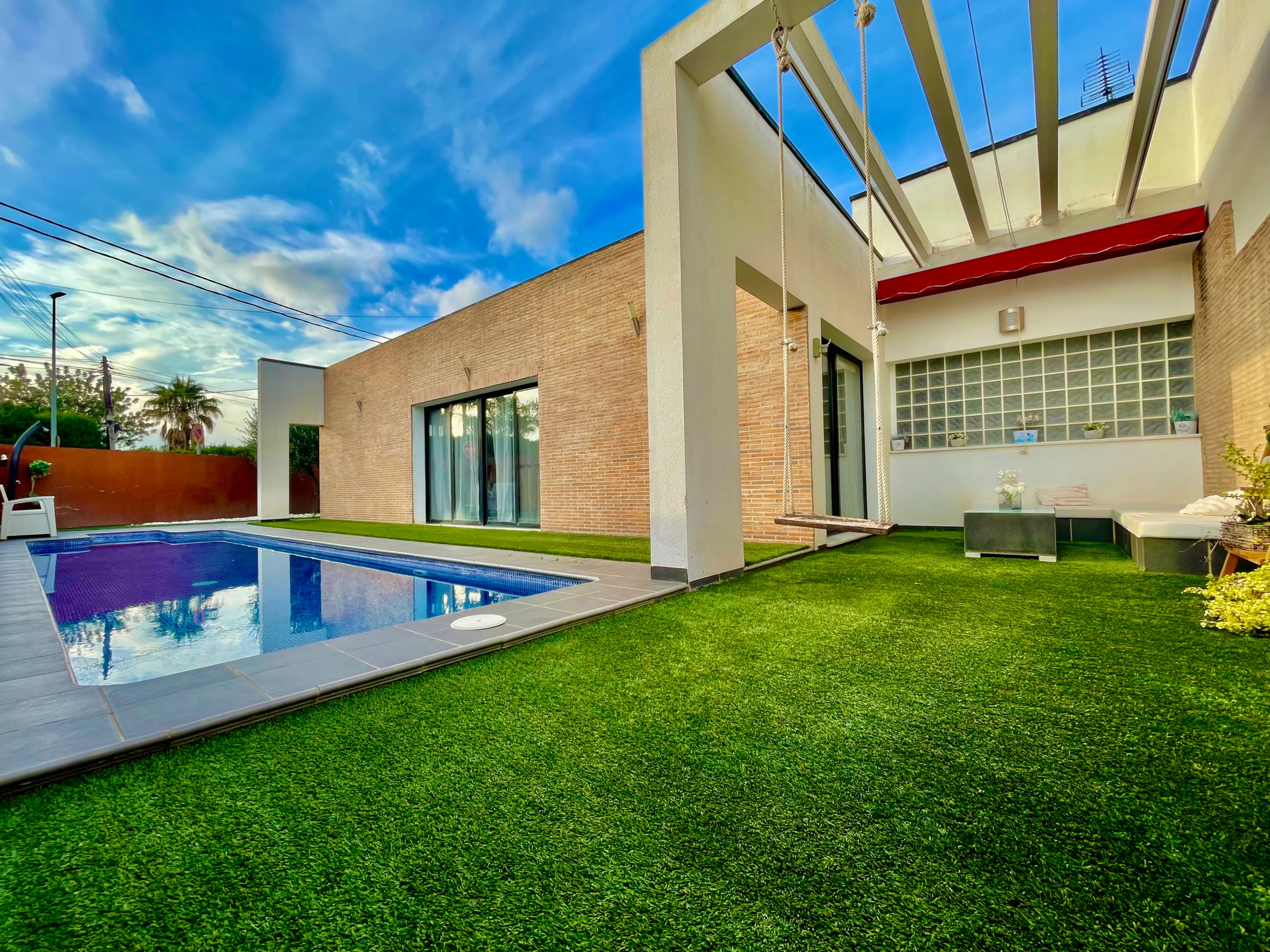 Chalet con césped y piscina