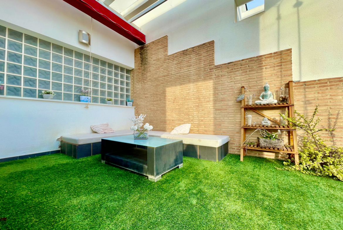 Chalet con chill out en el cesped