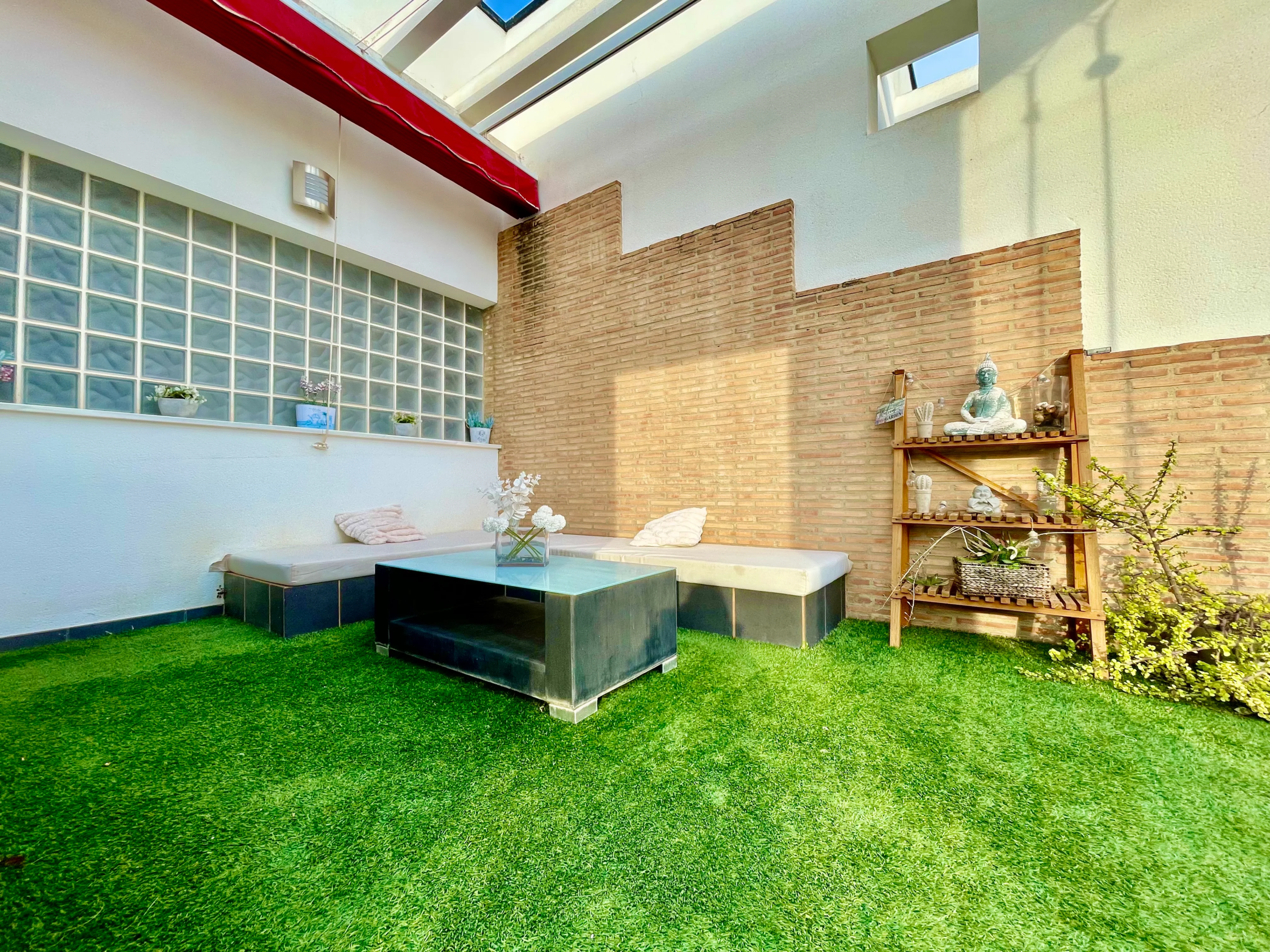 Chalet con chill out en el cesped