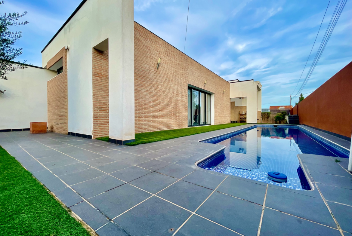 HP Home Inmobiliaria Valencia vende Chalet en Valencia con piscina