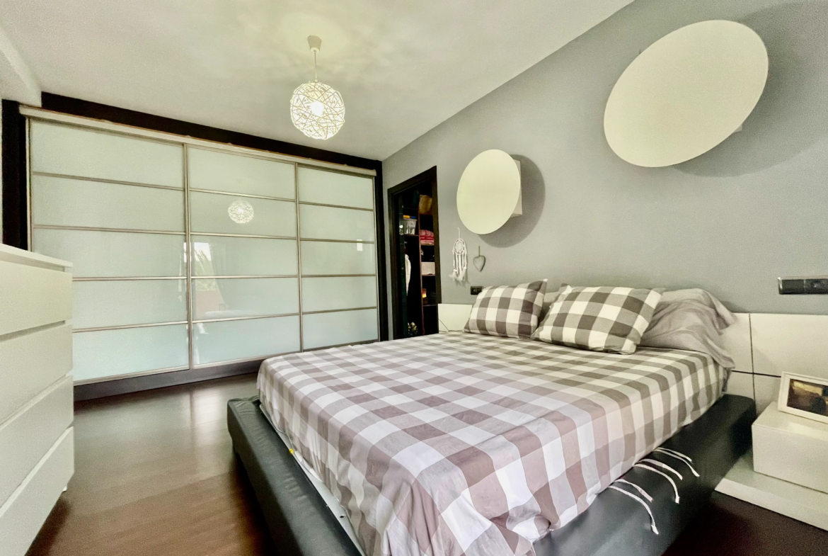 HP Home Inmobiliaria Valencia | Dormitorio con cama grande en chalet