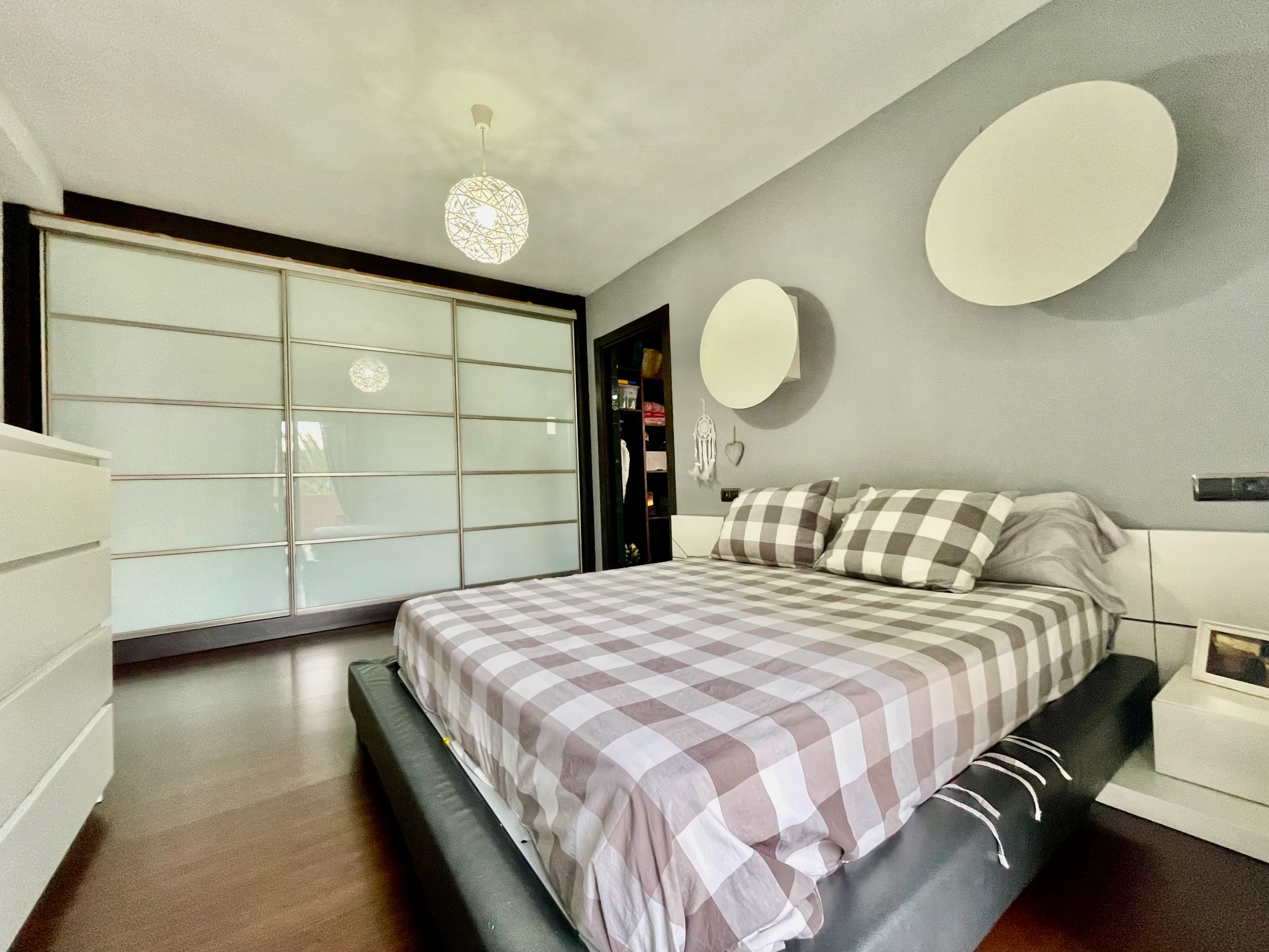 HP Home Inmobiliaria Valencia | Dormitorio con cama grande en chalet