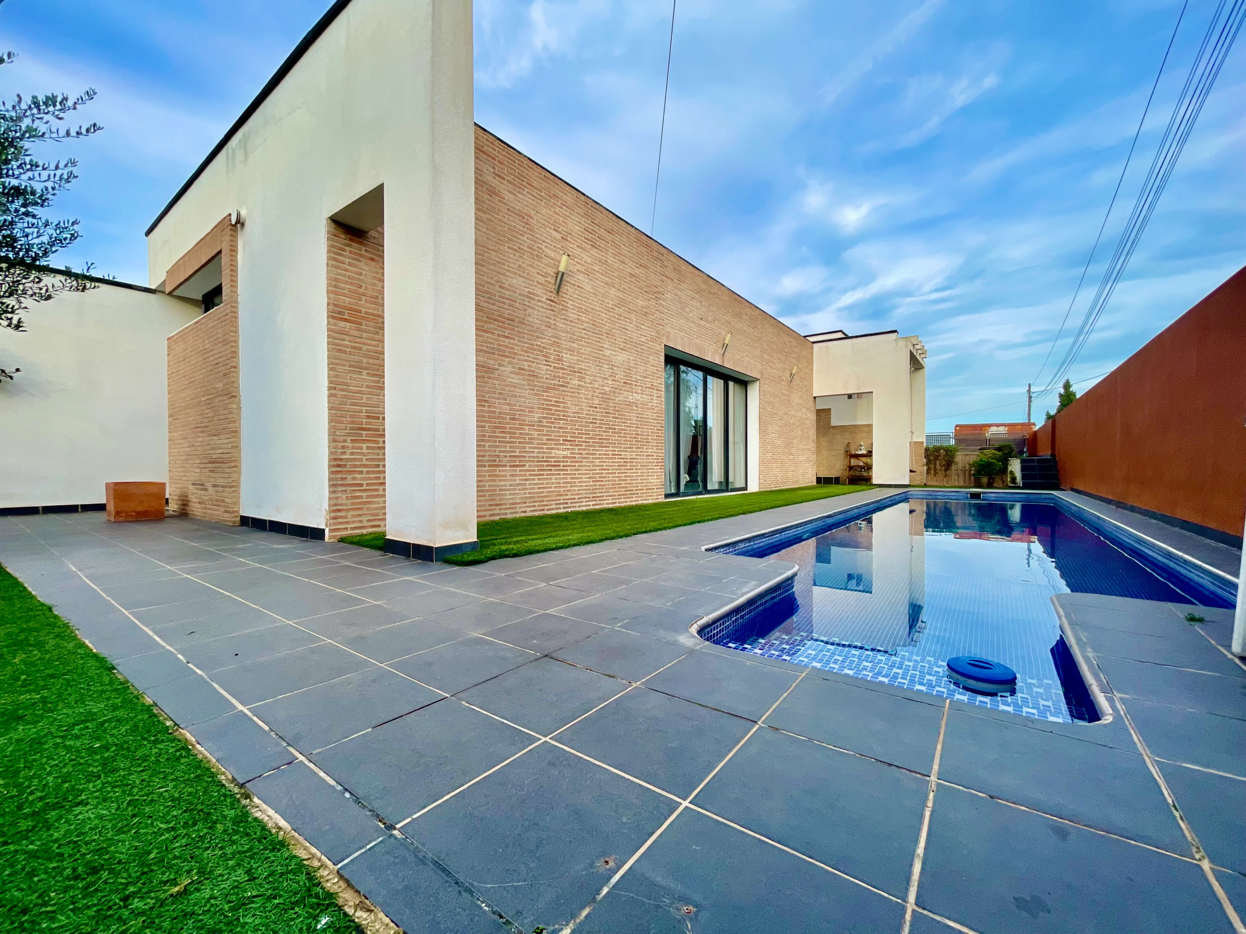HP Home Inmobiliaria Valencia vende Chalet en Valencia con piscina
