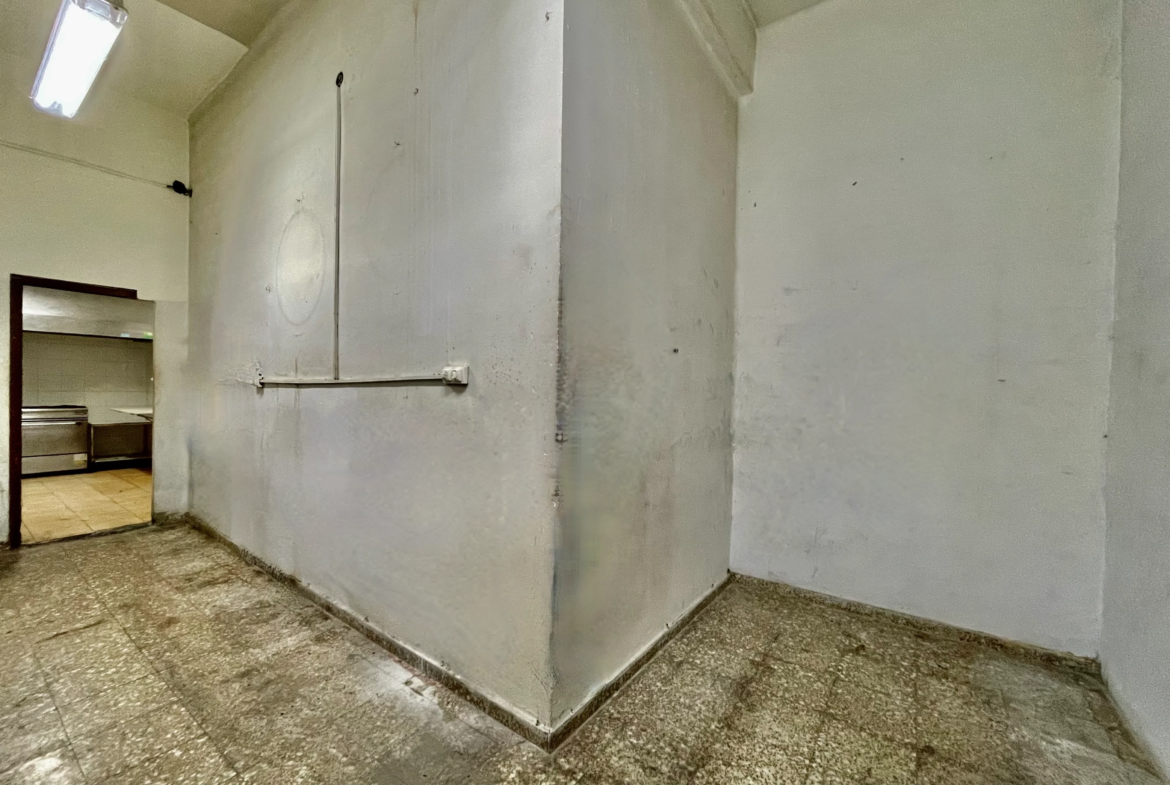 local pasillo a cocina